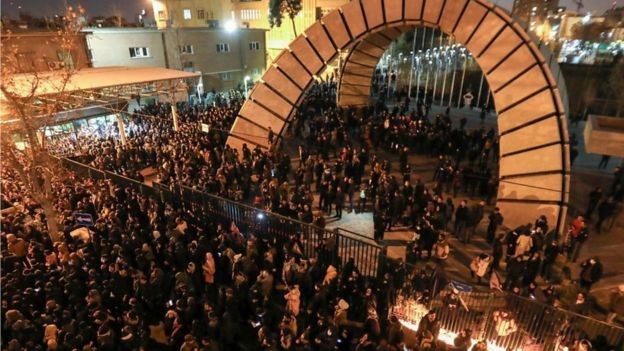 الشرطة الإيرانية تلقّت توجيهات بـ"ضبط النفس" إزاء التظاهرات في طهران