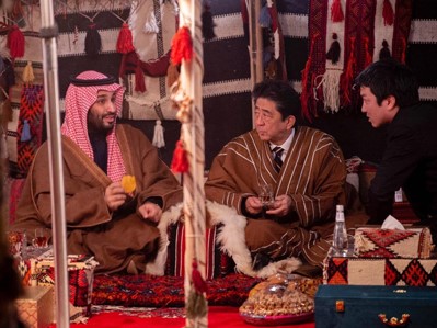 شاهد..رئيس وزراء اليابان مرتدياً "الفروة" بصحبة ولي العهد السعودي في مخيمه الشتوي بـ"العلا"