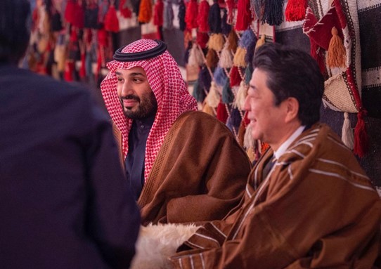 شاهد..رئيس وزراء اليابان مرتدياً "الفروة" بصحبة ولي العهد السعودي في مخيمه الشتوي بـ"العلا"