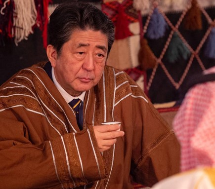 شاهد..رئيس وزراء اليابان مرتدياً "الفروة" بصحبة ولي العهد السعودي في مخيمه الشتوي بـ"العلا"