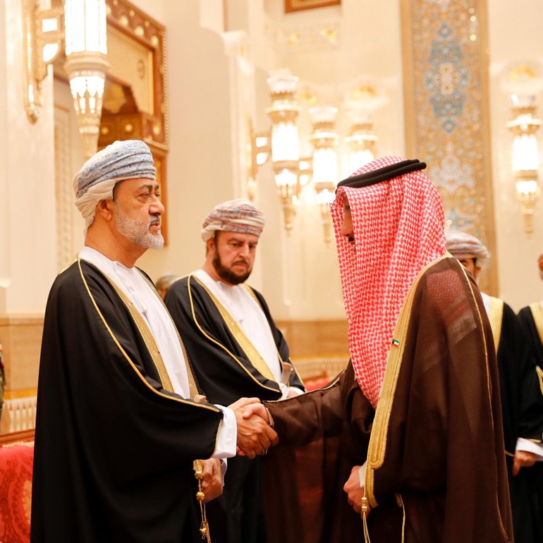 رئيس مجلس الامة يقدم واجب العزاء في مسقط بوفاة السلطان قابوس