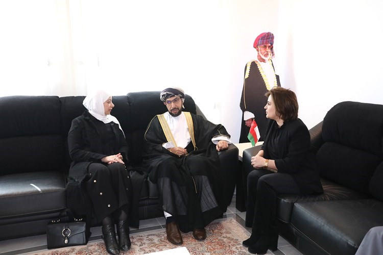 د.غدير أسيري وم.مها البغلي تعزيان القائم بالأعمال في السفارة العمانية هلال الشنفري
