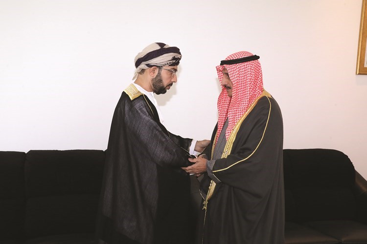 الشيخ د.إبراهيم الدعيج يعزي القائم بالأعمال في السفارة العمانية هلال الشنفري