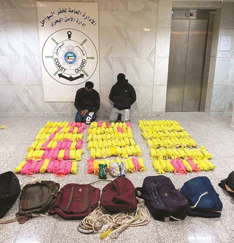 المتهمان وأمامهما المضبوطات قبل الإحالة إلى المكافحة