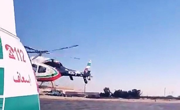 الطائرة العمودية وهي تنقل مصابين في حادث السالمي