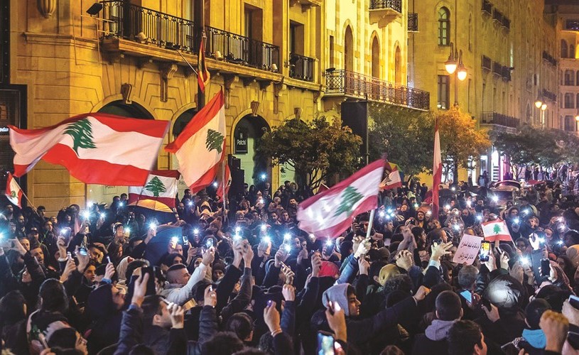 متظاهرون خلال تجمعهم أمام مدخل مجلس النواب في وسط بيروت ليل أول من أمس	 (محمود الطويل)