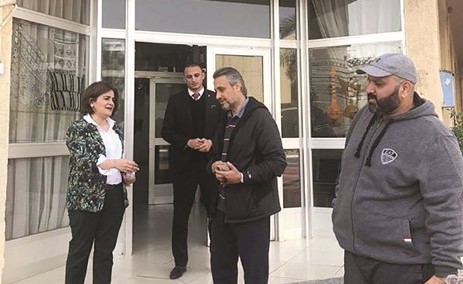 د.غدير أسيري خلال زيارتها إدارة رعاية الأحداث