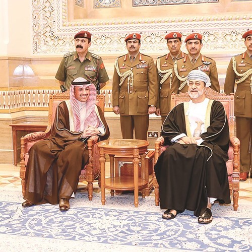 السلطان هيثم بن طارق أثناء استقباله رئيس مجلس الأمة مرزوق الغانم