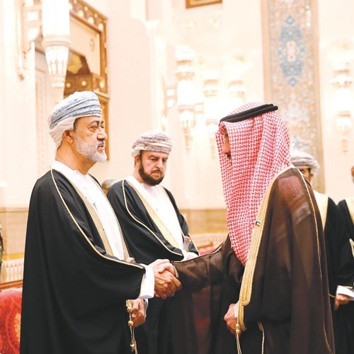 السلطان هيثم بن طارق مستقبلا رئيس مجلس الأمة مرزوق الغانم
