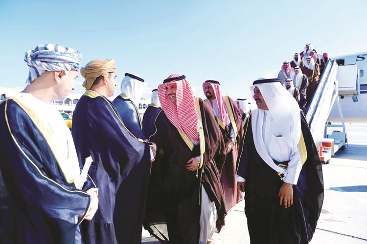 الرئيس مرزوق الغانم لدى وصوله إلى مسقط لتقديم واجب العزاء
