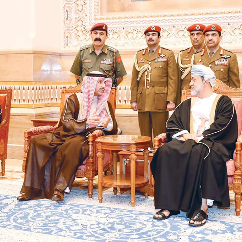  الرئيس مرزوق الغانم يقدم واجب العزاء للسلطان هيثم بن طارق 