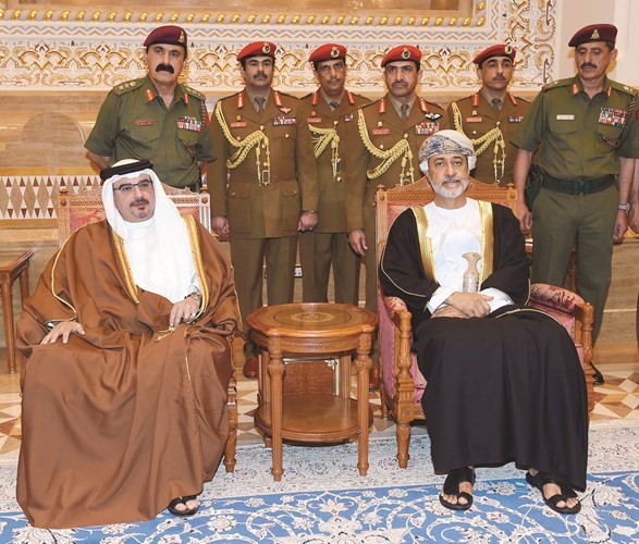 صاحب السمو الملكي الأمير سلمان بن حمد آل خليفة ولي عهد البحرين مقدما واجب العزاء للسلطان هيثم بن طارق