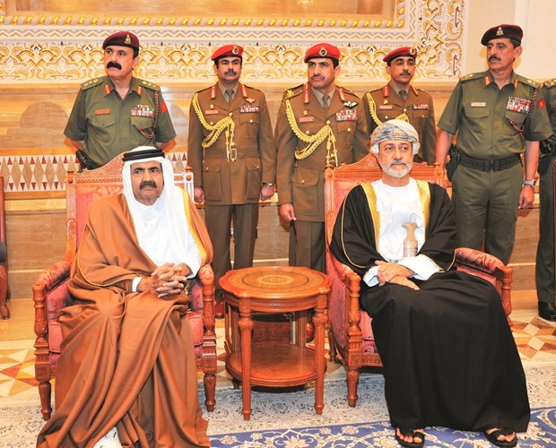 السلطان هيثم بن طارق متلقيا التعازي من صاحب السمو الامير الوالد الشيخ حمد بن خليفة آل ثاني	(أونا)
