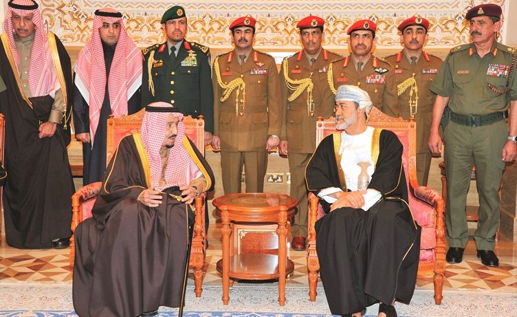 خادم الحرمين الشريفين الملك سلمان بن عبدالعزيز مقدما التعازي للسلطان هيثم بن طارق