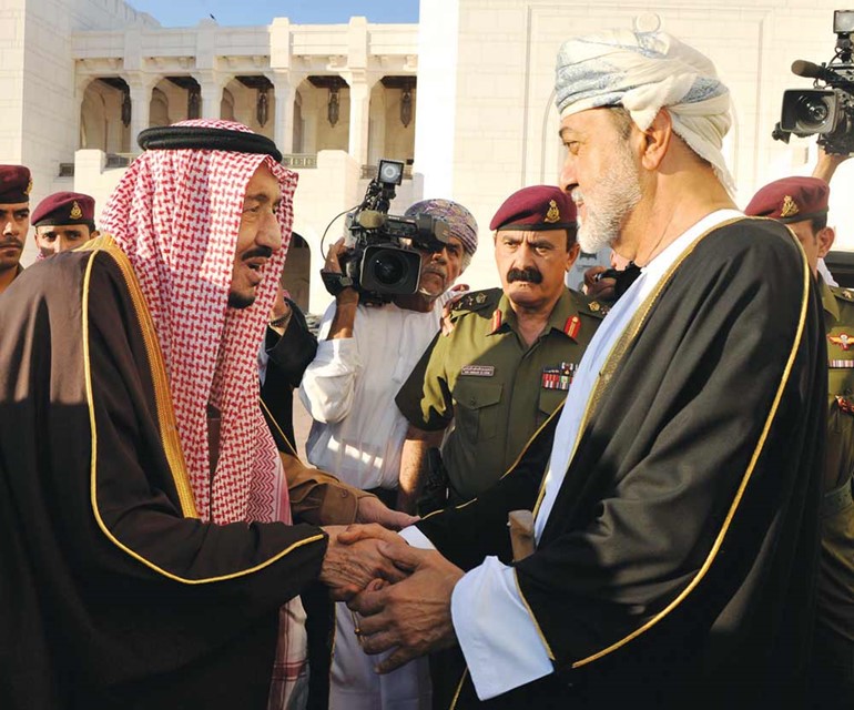  خادم الحرمين الشريفين الملك سلمان بن عبدالعزيز يعزي السلطان هيثم بن طارق