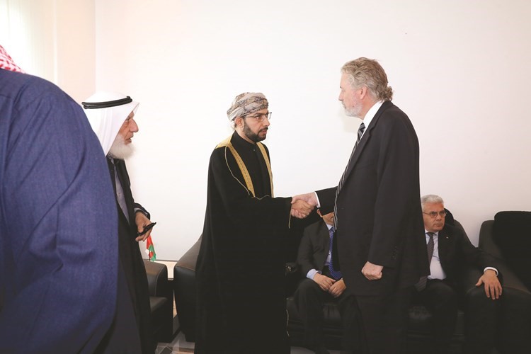 القائم بالأعمال الأميركي لاري ميموت يعزي