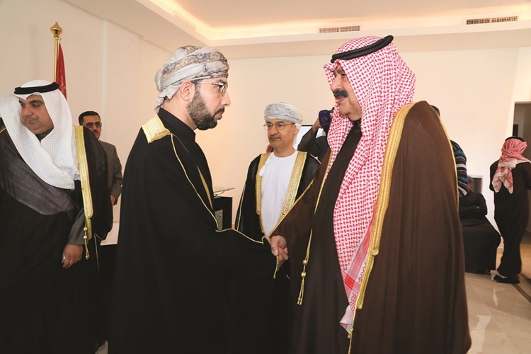 خالد الجارالله معزيا القائم بالأعمال العماني هلال الشنفري
