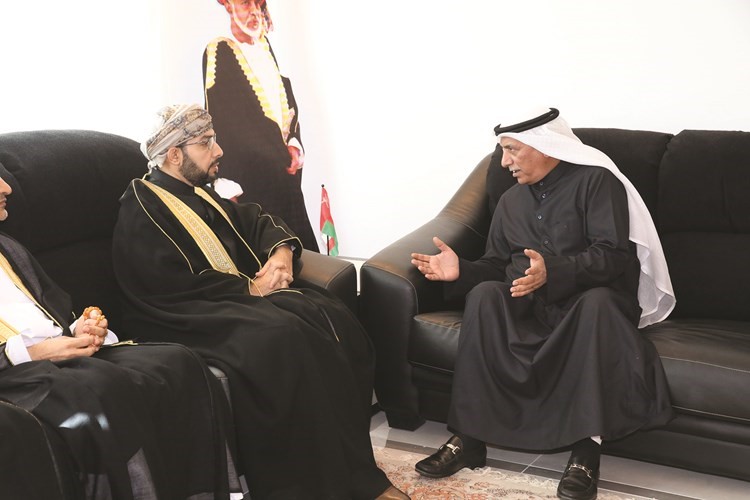 شعيب المويزري في حديث مع القائم بالأعمال العماني
