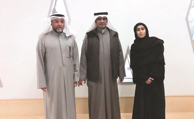 د.علي الكندري وانفال البعيجان وفهد العتيبي خلال جولة في كلية التربية للاطمئنان على عملية تسجيل المقررات