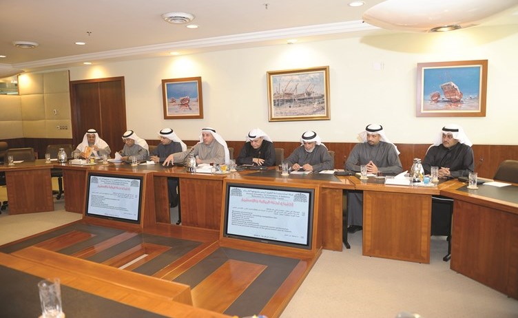 جانب من اجتماع اللجنة المالية والاستثمار المنبثقة عن مجلس إدارة الغرفة