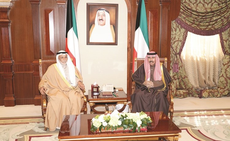 سمو ولي العهد الشيخ نواف الأحمد مستقبلا المستشار يوسف المطاوعة