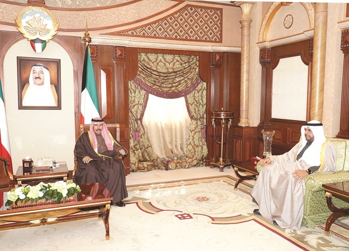 سمو ولي العهد الشيخ نواف الأحمد مستقبلا الشيخ أحمد المنصور