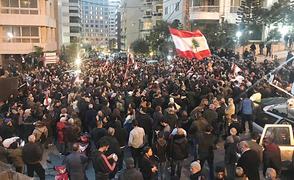 حشد من المحتجين الغاضبين أمام منزل الرئيس المكلف حسان دياب في تلة الخياط يطالبون برحيله (محمود الطويل)