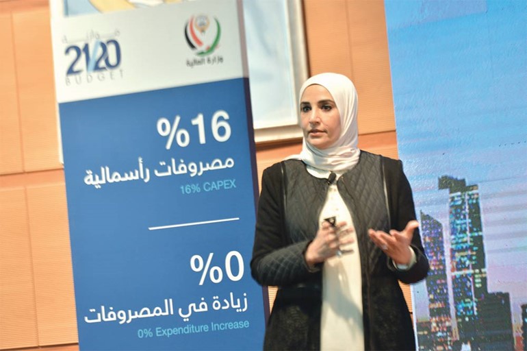 مريم العقيل خلال استعراض ميزانية 2020 - 2021 أمس (زين علام)