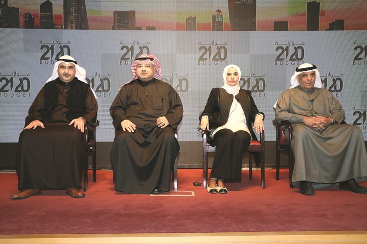 مريم العقيل ود.خالد مهدي يتوسطان عبدالغفار العوضي ونبيل عبدالجليل	 (زين علام)