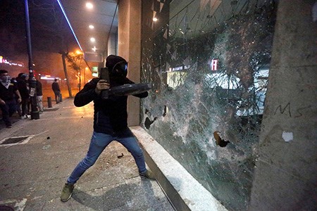 نقمة اللبنانيين تزداد على المصارف..والفراغ السياسي مستمر