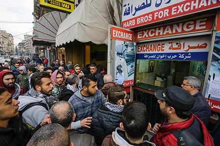 نقمة اللبنانيين تزداد على المصارف..والفراغ السياسي مستمر