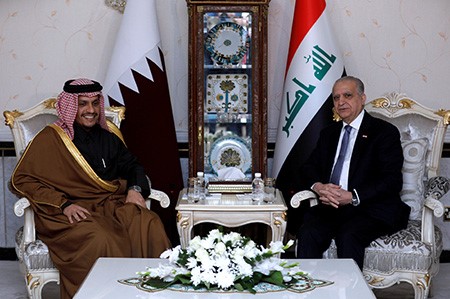 وزير الخارجية القطري الشيخ محمد بن عبد الرحمن آل ثاني خلال اجتماعه مع نظيره العراقي محمد الحكيم 