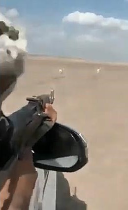 بالفيديو..  تداول مقطع لصيد جائر للظباء بسلاح رشاش.. و"الحياة الفطرية السعودية" تعلّق