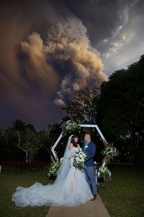 صور... حفل زفاف تحت سحابة من الدخان البركاني في الفلبين
