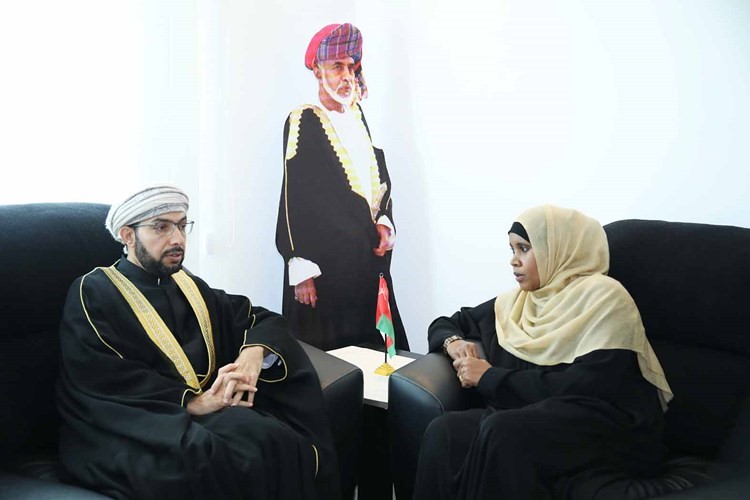 الشنفري مع إحدى المعزيات بالسفارة