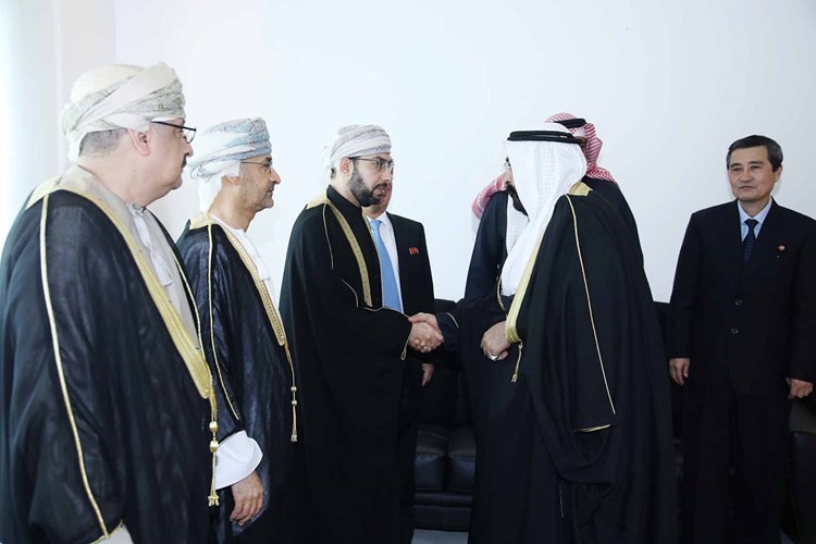 الشنفري يتلقى التعازي بوفاة السلطان قابوس