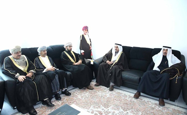 القائم بأعمال سفارة عمان هلال الشنفري مستقبلا المعزين	(ريليش كومار)