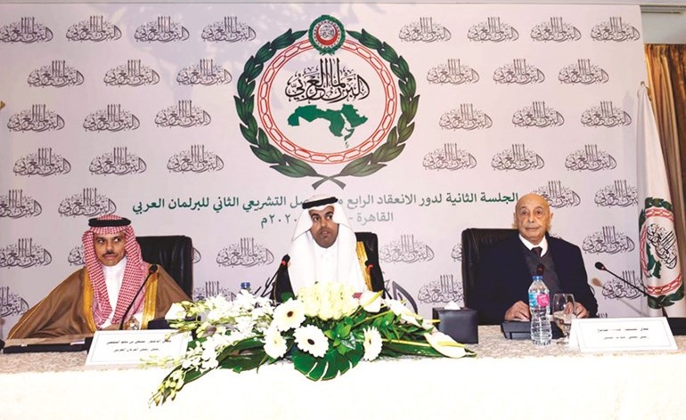 د. مشعل السلمي متوسطا وزير الخارجية السعودي الأمير فيصل بن فرحان آل سعود ورئيس مجلس النواب الليبي المستشار عقيلة صالح