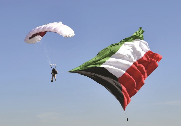 علم الكويت يرفرف في سمائها