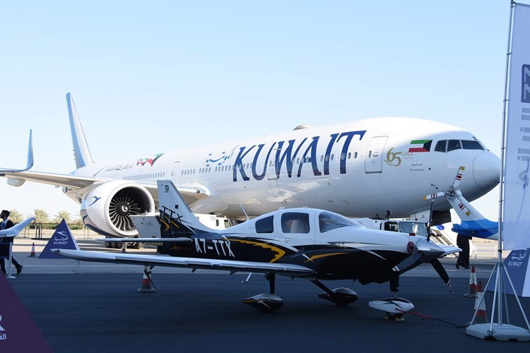 احدى طائرات الكويتية المشاركة في معرض الكويت للطيران