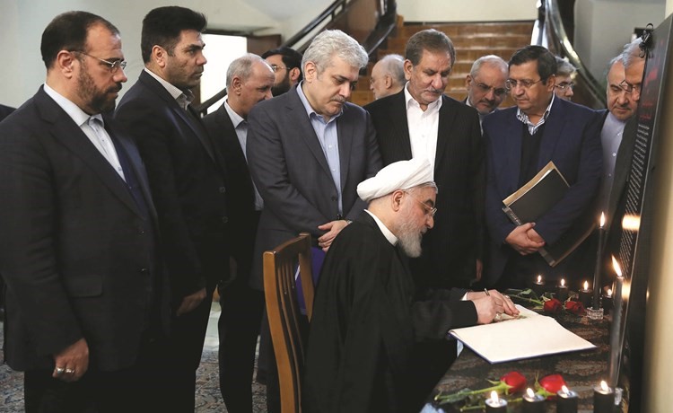الرئيس الايراني حسن روحاني مدونا كلمة تأبين في ضحايا الطائرة الاوكرانية في طهران أمس	(ا.ف.پ)