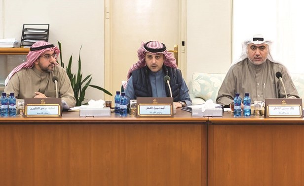 خالد الشطي وأحمد الفضل وأسامة الشاهين خلال اجتماع اللجنة