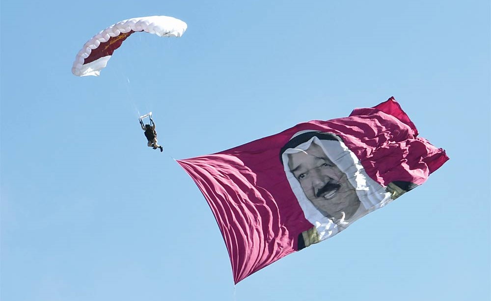 صورة صاحب السمو الأمير ترفرف في سماء الكويت ضمن الفعاليات المصاحبة لمعرض الطيران (أحمد علي)