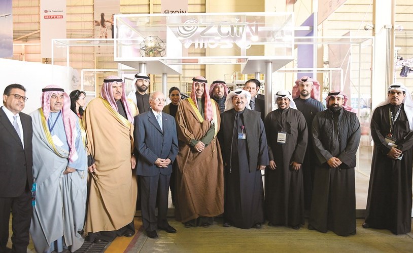 الشيخ محمد العبدالله يتوسط الشيخ سلمان الحمود وأحمد بهبهاني ووليد الخشتي في جناح زين بالمعرض