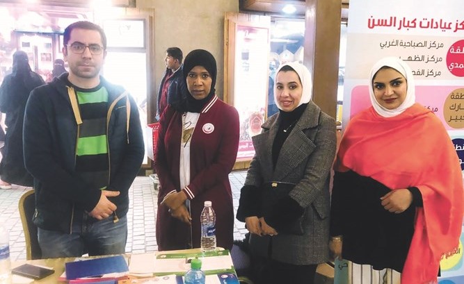 د.غيداء مندني مع عدد من الأطباء المنظمين خلال الفعاليات