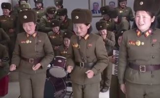 بالفيديو.. جنديات يغنين ويبكين أمام زعيم كوريا الشمالية كيم جونج
