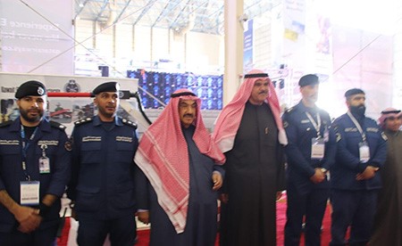 سمو الشيخ ناصر المحمد والشيخ سلمان الحمود خلال زيارة المعرض 