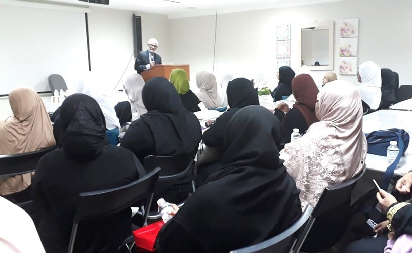 المحاضر متحدثا عن خصال وصفات وأخلاق نبي الرحمة