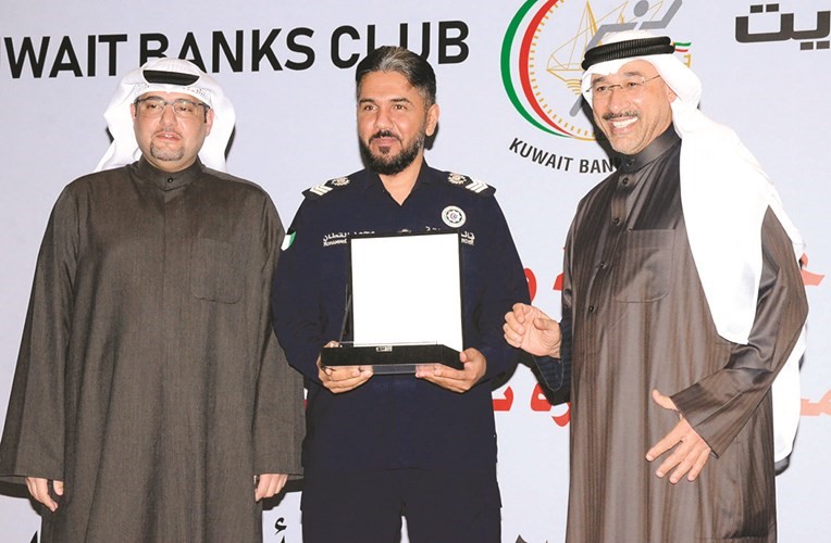د.حمد الحساوي ويوسف الرويح يكرمان محمد القطان من إدارة الطوارئ الطبية