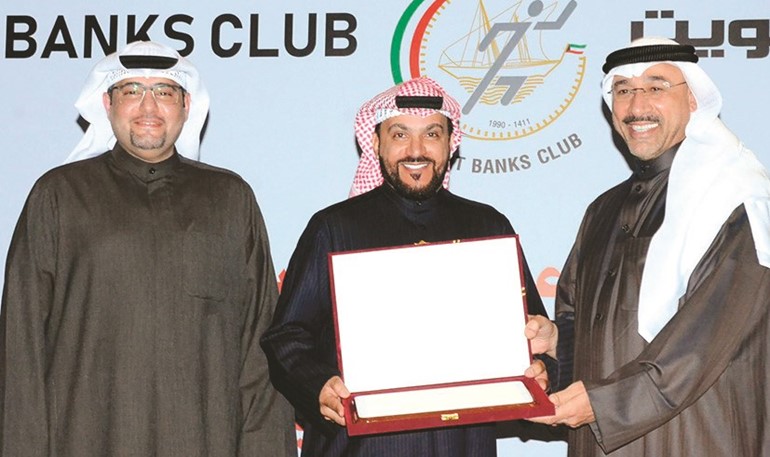 د.حمد الحساوي ويوسف الرويح يكرمان عباس البلوشي
